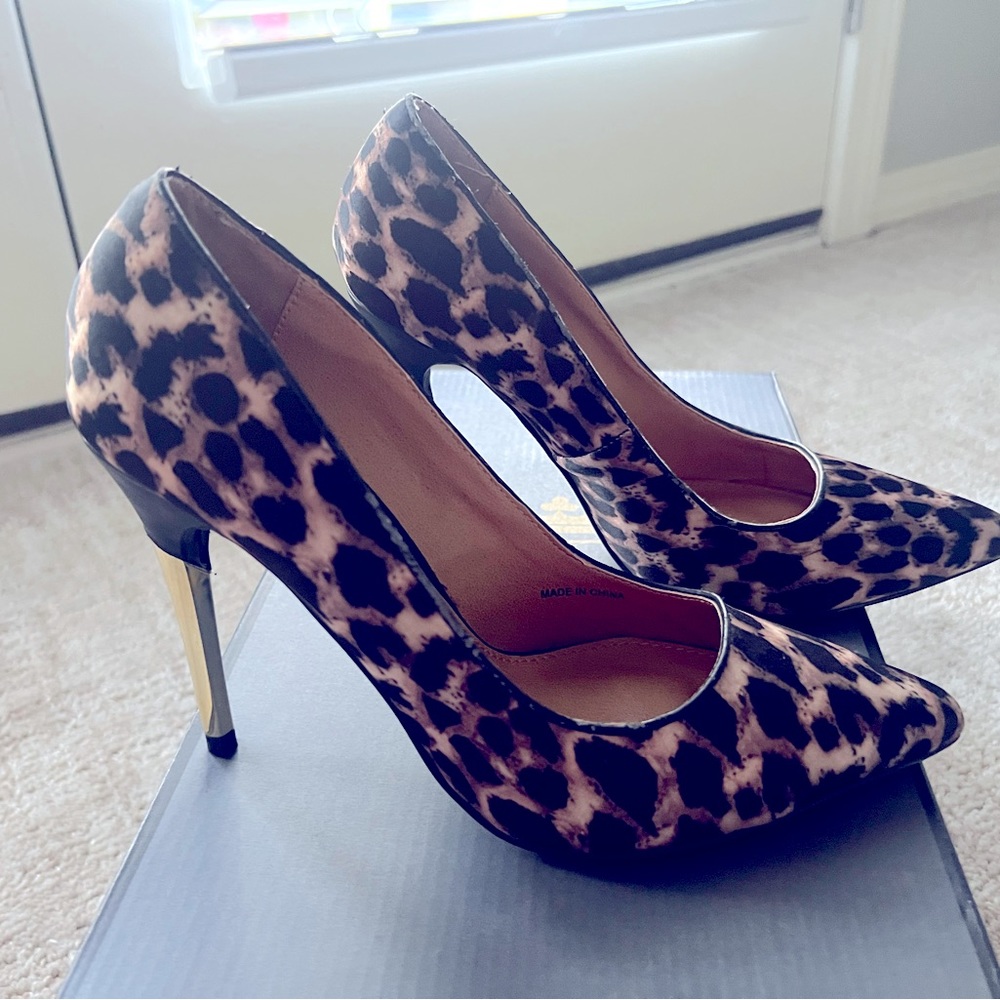 UCB - Leopard print heels 80 mm with gold accent